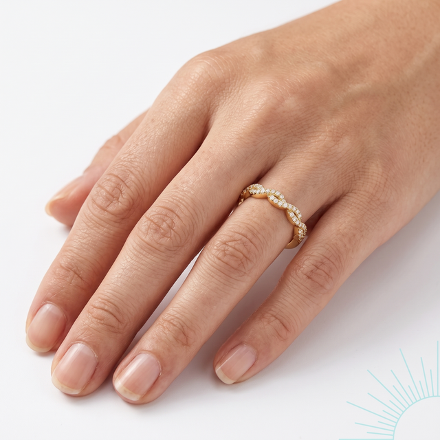 Bague Muyta en vermeil or 18 carats sur argent 925 portée à l'annulaire, main posée sur fond clair
