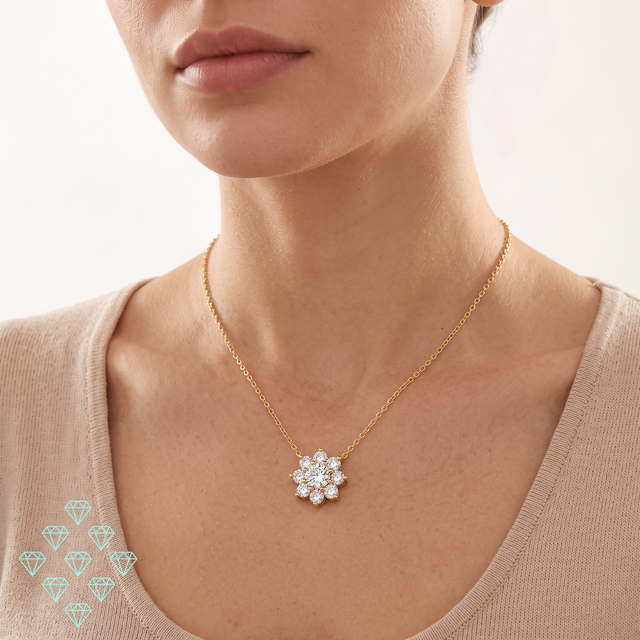 Collier Morotĩ en vermeil or 18 carats sur argent 925 porté au cou, pendentif fleur sur un haut beige