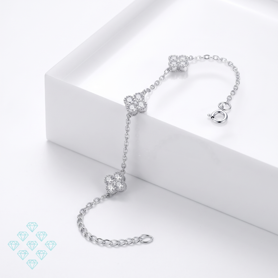Bracelet Amaranta en argent sterling 925 posé en diagonale sur un socle blanc, fermoir mousqueton visible