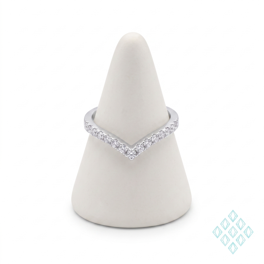 Bague Lucera en argent sterling 925 posée sur un cône présentoir beige