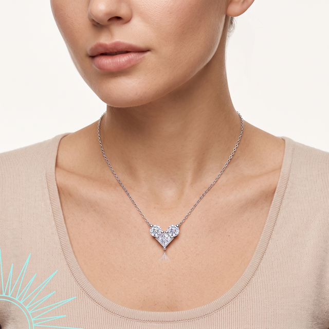 Collier Munay en argent sterling 925 porté au cou par une femme, pendentif posé sous la clavicule
