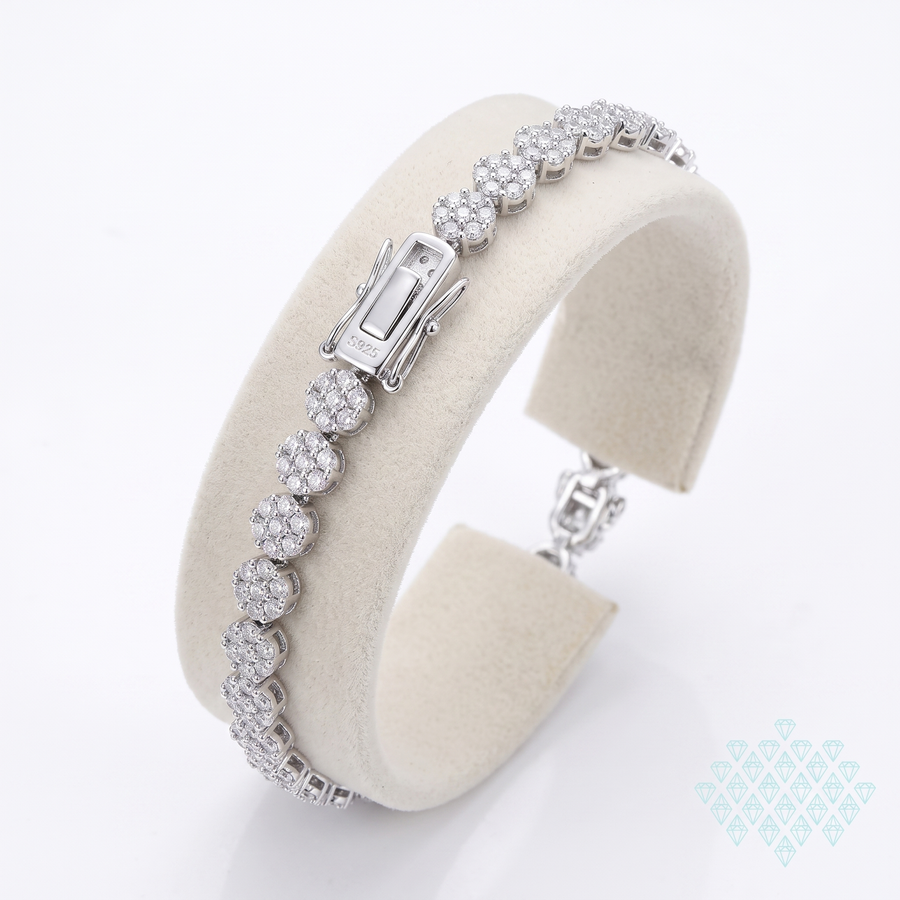 Bracelet Illa en argent sterling 925 sur un support de velours écru, vue de trois quarts